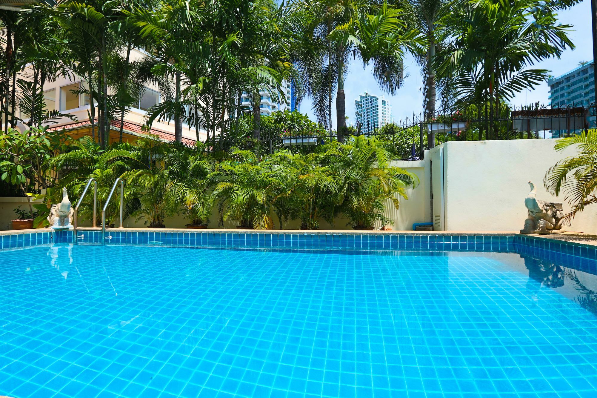 Ashford Villas Cosy Beach Pattaya Exterior photo